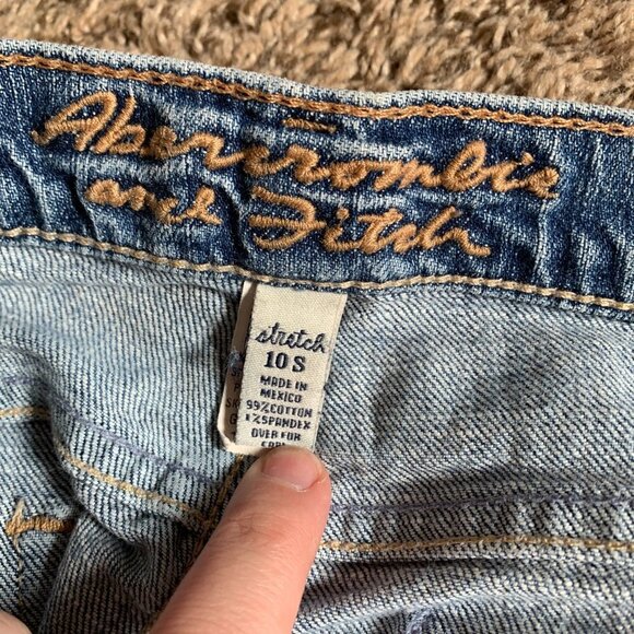 Abercrombie and Fitch A&F Women’s Emma cutoff Jean shorts 10s - Picture 3 of 4
